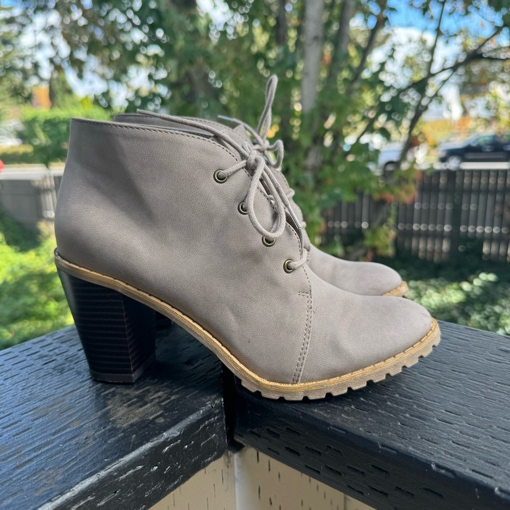 Restricted Women’s Gray Taupe Lace Up Heeled Booties Size‎ 6.5